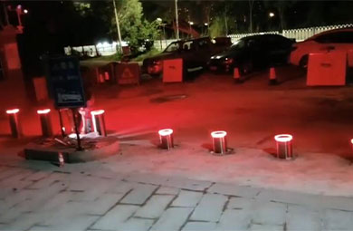 الأعمدة الأوتوماتيكية في الليل واختبارها جيدًا.